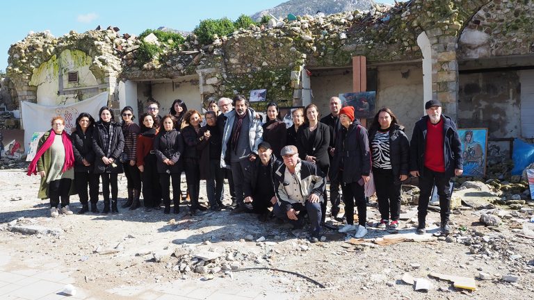 Antakya’da sanatçılar yıkıntıların arasında eserlerini sergiledi