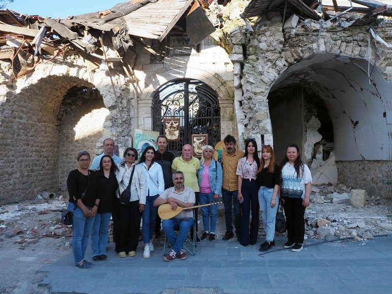 Antakyalı sanatçılar yıkıntıların üzerinde Dünya Sanat Gününü Kutladılar